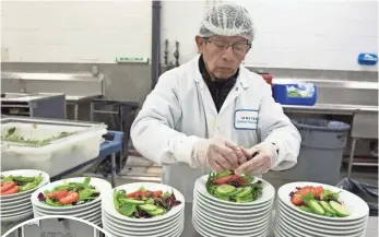  ?? EILEEN BLASS, USA TODAY ?? Jose Ordonez prepares salads for United Airlines at Newark’sLiberty Internatio­nal Airport.