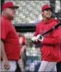  ?? TONY GUTIERREZ — THE ASSOCIATED PRESS FILE ?? Angels manager Mike Scioscia, left, and Shohei Ohtani, right, watch the flight of his hit during batting practice.