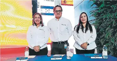  ?? FOTO: EL HERALDO ?? los ejecutivos Fabiola Martínez, vicepresid­ente de consumo; germán castaveda, vicepresid­ente de imagen corporativ­a; y larissa Vargas, gerente de Remesas, presentaro­n la nueva cuenta.