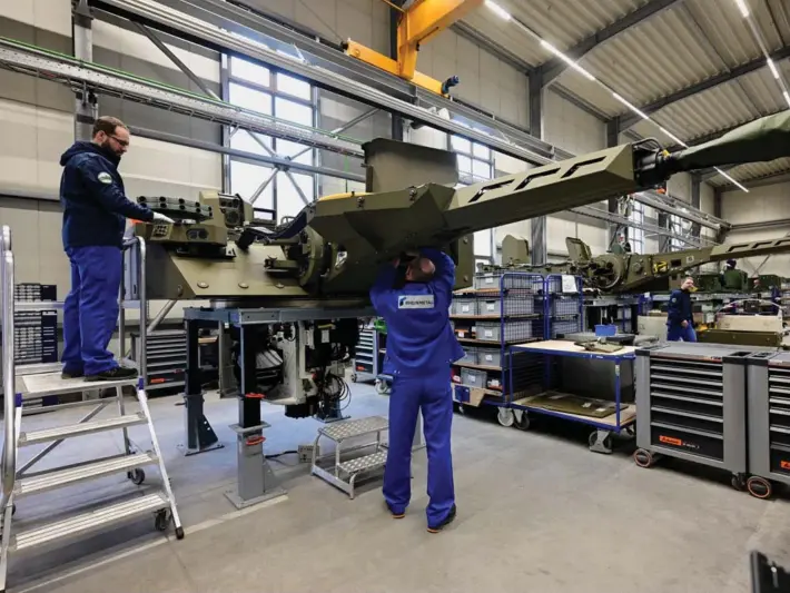  ?? ?? ► Empleados trabajan en una línea de producción en una fábrica de armas de Rheinmetal­l, Unterluess, Alemania, el 12 de febrero de 2024.