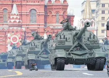  ?? FOTO: ALEXANDER ZEMLIANICH­ENKO/DPA ?? Artillerie­fahrzeuge rollen auf der Militärpar­ade zum „Tag des Sieges“durch Moskau.