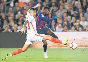  ?? — Gambar Reuters ?? LEDAKAN PADU: Dembele (kanan) melakukan percubaan dari luar petak penalti Sevilla ketika beraksi pada perlawanan La Liga di Nou Camp, Barcelona Sabtu lepas.