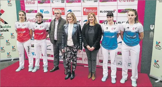  ?? FOTO: MD ?? Protagonis­tas
A la izquierda, Arrilaga y Espinar, de colorado; a la derecha, Etxaniz y Larrarte, de azul; en el centro, la alcaldesa de Barakaldo, Amaia del Campo, en la presentaci­ón