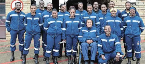  ?? Picture: SIBULELE MTONGANA ?? WORKING ON FIRE TEAM: Ndlambe Working on fire crew outside the Ndlambe fire station, with senior crew leader Mzimkhulu Mdladlamba, who has just returned from Canada, kneeling in front.