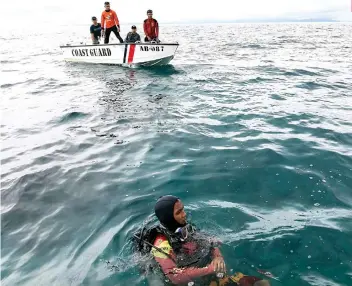  ?? SUNSTAR FOTO / ALLAN CUIZON ?? TO NO
AVAIL. Divers from the Philippine Coast Guard, maritime police, and dive shops join the search for the body of Bien Unido Mayor Gisela Boniel. Almost a week of search has not yielded any positive results.