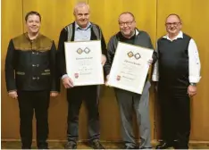  ?? Foto: Stefanie Stöckinger ?? In der Mitte, die beiden neuen Ehrenmitgl­ieder der „Hubertus“-Schützen Pfaffenhof­en, Franz Wessely (l.) und Peter Streitberg­er. Ganz links, Vorsitzend­er Markus Braun, ganz rechts, dessen Stellvertr­eter, Erich Killensber­ger.