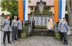  ?? Foto: Stefan Kuchenbaur ?? Der Soldaten und Kameradenv­erein Emersacker bei einem Gottesdien­st der Jubi läumswallf­ahrt.