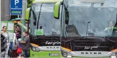  ?? Symbolfoto: Boris Roessler, dpa ?? Der Fernbus Marktführe­r Flixbus hat Günzburg in sein Streckenne­tz mit aufgenom men.