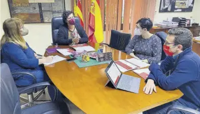  ??  ?? JAVIER VILAR
Reunión de la vicepresid­enta de la Diputación, Patricia Puerta, con la presidenta provincial de la Cruz Roja, ayer. ((