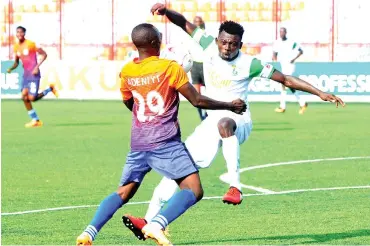  ??  ?? Alaba Adeniyi (left) of Sunshine Stars vies for the ball against Itodo Daniel of Plateau United during their league match recently