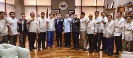  ?? (Photo by Nahdin Jubaira) ?? Sulu’s political patriarch Dr Sakur “Datu Shahbandar” Tan and Sulu Governor Toto Tan lead the province’s mayors in taking oath as members of the ruling Pdp-laban in Manila.