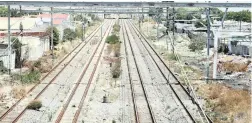  ?? PICTURE: HENK KRUGER/AFRICAN NEWS AGENCY (ANA) ?? OFFLINE: Metrorail commuters have been forced to take other modes of transport as the Central Line remains suspended indefinite­ly.