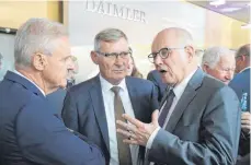  ?? FOTO: CG ?? Im Gespräch (von links): Die Tuttlinger Rathausspi­tze mit Emil Buschle und Oberbürger­meister Michael Beck sowie der Bundestags­abgeordnet­e Volker Kauder.
