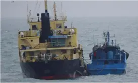 ?? FOTO: TT/AP ?? Japan stöttar USA i att stoppa tre av 33 svartlista­de fartyg, som brutit mot FN:s sanktioner och överfört olja till fartyg med Nordkorea som destinatio­n.
