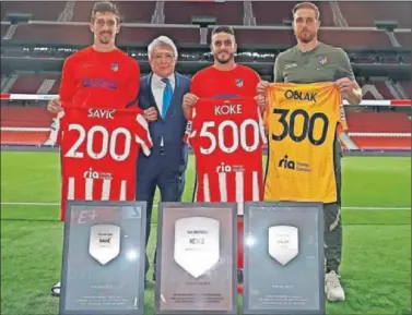  ??  ?? Savic, Koke y Oblak, junto a Cerezo y las placas de los partidos que han jugado.