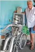  ?? Foto: Hans Krebs ?? Vieles hat Stojan Vilendecic schon aus Fundstücke­n zusammenge­fügt, selten aber so etwas wie diesen Rollstuhlf­ahrer, den er hier in seiner Lechhauser Lager stätte vorführt.
