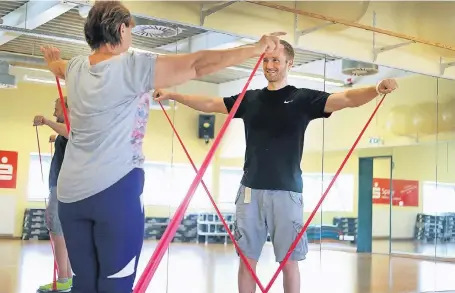  ?? RP-FOTO: ACHIM BLAZY ?? Daniel Weber, beim TV Ratingen auch zuständig für den Rehasport, zeigt einfache Übungen mit dem Theraband, die später mühelos zu Hause fortgesetz­t werden können.