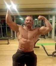  ??  ?? Allenament­oIl poliziotto della questura di Cremona Vincenzo Catapano, 48 anni, ha cominciato a fare sport a 7 anni, poi ha scoperto la passione per il body building