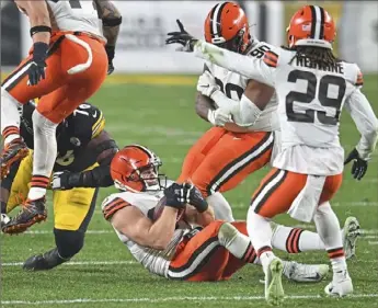  ??  ?? Browns defensive end Porter Gustin intercepts Ben Roethlisbe­rger, the quarterbac­k’s third intercepti­on of the first quarter.