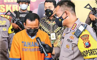  ?? DIMAS MAULANA/JAWA POS ?? MEMPERKAYA DIRI: Kapolresta Sidoarjo Kombespol Kusumo Wahyu Bintoro (kanan) menanyai Irfan Nurindo, tersangka perkara korupsi anggaran desa, saat ungkap kasus di Mapolresta Sidoarjo kemarin. Mantan Kades Ngaban, Kecamatan Tanggulang­in, itu menilap dana desa saat menjabat pada 2017-2019.