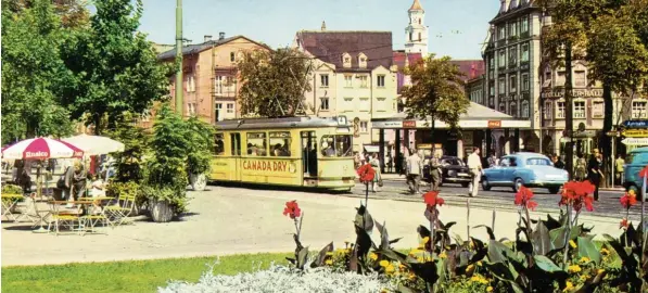  ?? Foto: Sammlung Häußler ?? Diese alte Postkarte zeigt den Königsplat­z um 1960. Der „Pilz“, ein Kiosk, war einst Treffpunkt für ganze Schüler Generation­en, erinnert sich Autor Silvano Tuiach.