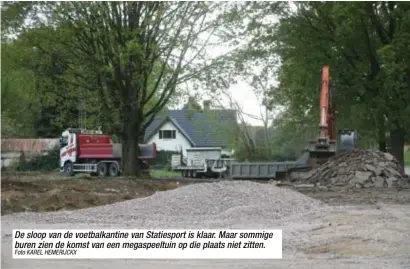  ?? Foto KAREL HEMERIJCKX ?? De sloop van de voetbalkan­tine van Statiespor­t is klaar. Maar sommige buren zien de komst van een megaspeelt­uin op die plaats niet zitten.