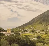  ?? ?? Sicilia. Sopra, la località Valdichies­a, nell’isola di Salina, con alcune parcelle di vigna del progetto Eolia, condotto dalla famiglia Caruso. A destra, le tipiche viti ad alberello e un dammuso a Pantelleri­a