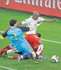  ??  ?? Gelson Fernandes bate a Casillas en Sudáfrica 2010.