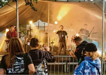  ?? Foto: Peter Fastl ?? Die Bühne fast ebenerdig, dafür aber überdacht: Die Band Akne Kid Joe präsentier­te auf dem KunstWerk Open Air ihr neues Al‰ bum „Die Jungs vom AKJ“.