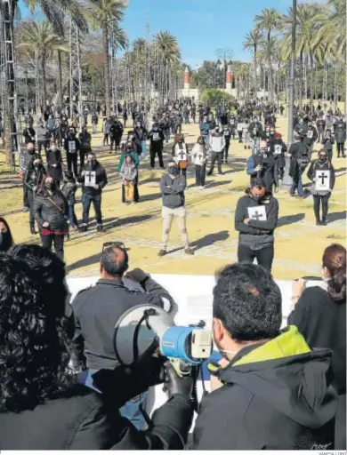  ?? VANESA LOBO ?? Imagen de la concentrac­ión protagoniz­ada por los autónomos en el González Hontoria hace dos semanas.