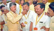  ?? — DC ?? Andhra Pradesh Chief Minister and and TD national president N. Chandrabab­u Naidu offers cake to Telangana TD leaders after a party meeting in Hyderabad. Naidu cut a cake to celebrate his 40th year in politics.