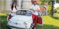  ??  ?? Carolin Roller und Patrick Braun gehen gerne auf Oldtimer Treffen mit ihrem Fiat 500 aus dem Jahr 1964.