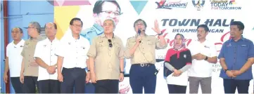  ??  ?? Abang Johari (fourth right) addresses participan­ts of the town hall meeting. With him are (from right) Lukanisman, Ripin, Rosey, Awang Tengah, Lee, Gerawat, Fadillah and Rentap.