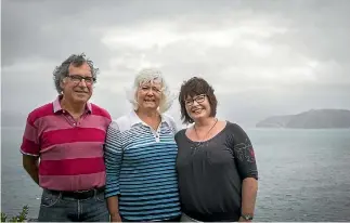  ?? PHOTO: ROSA WOODS/STUFF ?? Murray and Sharon Major and daughter Sarah with Wellington Harbour behind them. Sarah was just six months old when they all survived the Wahine sinking.