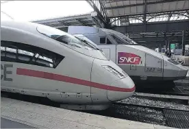  ?? AFP / JACQUES DEMARTHON ?? Alta velocidad tren de Siemens (izquierda) y otro de Alstom.