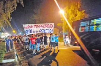  ??  ?? Vecinos caminaron por las principale­s calles de la comunidad para exigir justicia y seguridad.