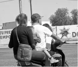  ??  ?? Hay más personas que están volviendo a usar la motociclet­a sin casco. Fotos/ricardo Sánchez