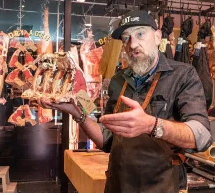  ?? FOTO JORIS HERREGODS ?? Luc De Laet antwoordt vanuit The Butcher’s Store op vragen van klanten via de livestream.