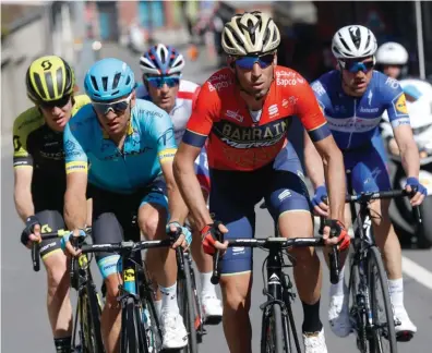  ??  ?? Nibali, el guerrero. El Tiburón puso en apuros al pelotón con una fuga de casi cincuenta kilómetros que estuvo cerca de cuajar. Con él ruedan, Kangert (Astana), Schachmann (QuickStep), Haig (Mitchelton-Scott) y Roux (Groupama-FDJ).