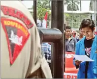  ?? DIMAS NUR APRIYANTO/JAWA POS ?? MENDESAK: Beberapa mahasiswa berdemo di halaman Mapolda Metro Jaya. Mereka menuntut polisi segera menangkap Habib Rizieq.