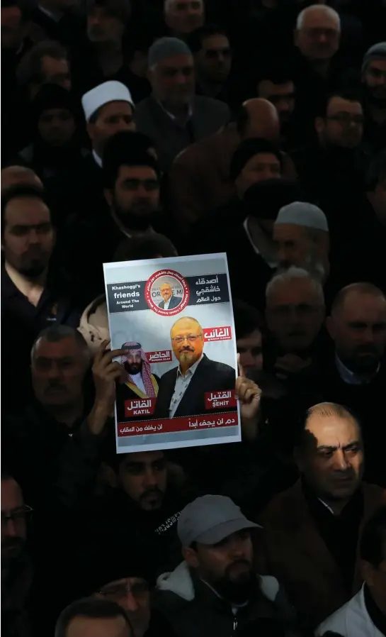  ??  ?? Drabet på Jamal Khashoggi førte til staerk internatio­nal kritik af Saudi-arabien - ikke mindst fra Tyrkiet. Her beder folk for den afdøde ved en symbolsk begravelse i Fatih-moskéen i Istanbul. Liget - eller rettere: ligdelene af Jamal Kashoggi er aldrig fundet. Arkivfoto: Reuters