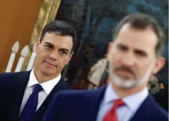  ?? © ap ?? Premier Pedro Sánchez tijdens zijn eedafleggi­ng bij de Spaanse koning Felipe.