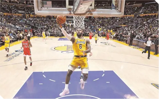  ?? ?? La figura de los Lakers logra un enceste en el duelo ante los Pelicans.