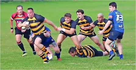  ?? ?? Chris Mutlow breaks for Avon supported by Guy Palmer, Matt Thresher and Kiddie Skeikh