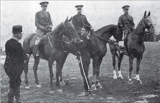  ??  ?? JINETES DE ORO. José Álvarez de las Asturias-Bohórquez, Julio García Fernández de los Ríos y José Navarro Morenés, campeones en Amsterdam 28.