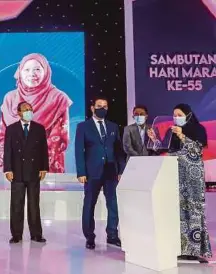  ??  ?? MARA council member Zainal Abidin Kidam, directorge­neral Datuk Azhar Abdul Manaf, council member Datuk Mohamed Farid Mohamed Zawawi and chairman Datuk Azizah Mohd Dun.