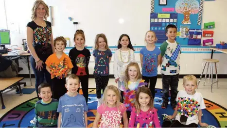  ??  ?? Les élèves de la classe de 1re année de Mélissa Beaulieu ont défilé devant leurs camarades de l’école pour montrer leurs créations.