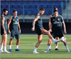  ??  ?? SESIÓN AYER. Ramos dirigirá al Madrid en el centro de la defensa.