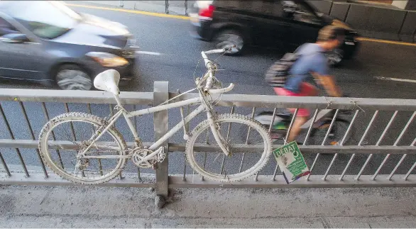 ?? PHIL CARPENTER ?? A “ghost bike” marks the spot where a cyclist was killed in Montreal. Canadian cities can learn from findings of a Harvard study to improve cycling safety on our roads.