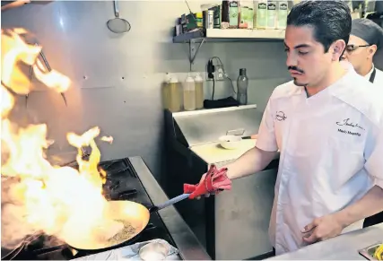  ??  ?? El chef Mario Magaña cocina totoaba en su restaurant­e de la Ciudad de México. Asegura que ha sido positiva la respuesta de los comensales nacionales y extranjero­s a este producto, obtenido de manera sustentabl­e.